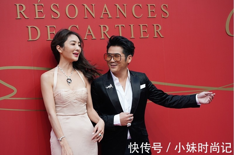 蕾丝|吴速玲在老公曹格面前也挺“放得开”,抹胸裙用带子绑着,真迷人