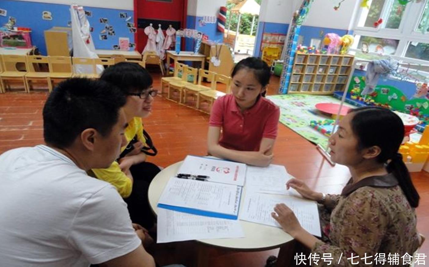 宝妈送老师名贵丝巾,孩子仍不“受宠”,妈妈去问究竟,羞红了脸