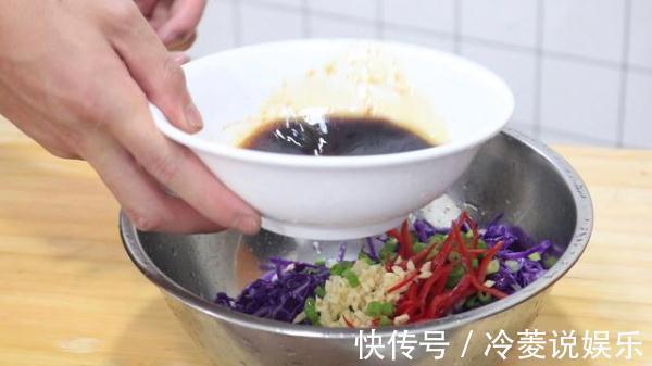 厨师长|饭店的凉拌紫甘蓝为啥好吃，看了厨师长的操作，自己做零失败