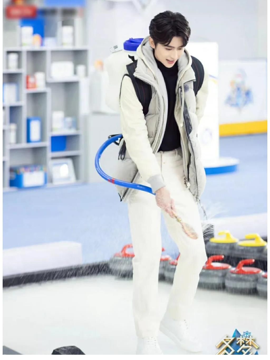 蔡徐坤掌握冰壶新技能，帅气又加一个度，许久未亮相状态更好