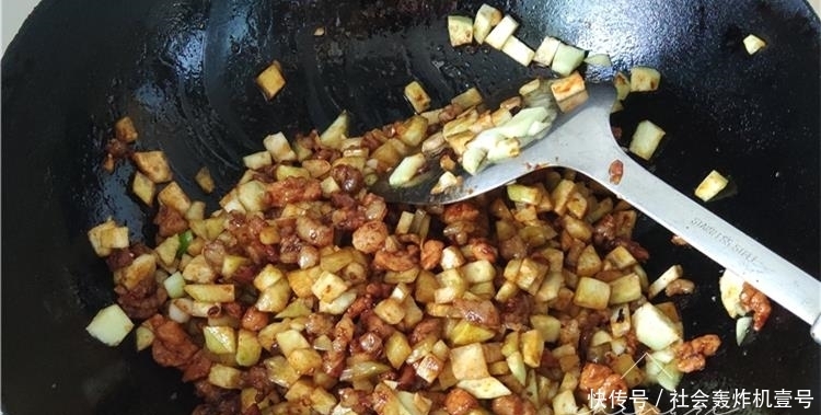 面条和茄子一起做,原来这么好吃,我家隔三岔五做,每次吃光光