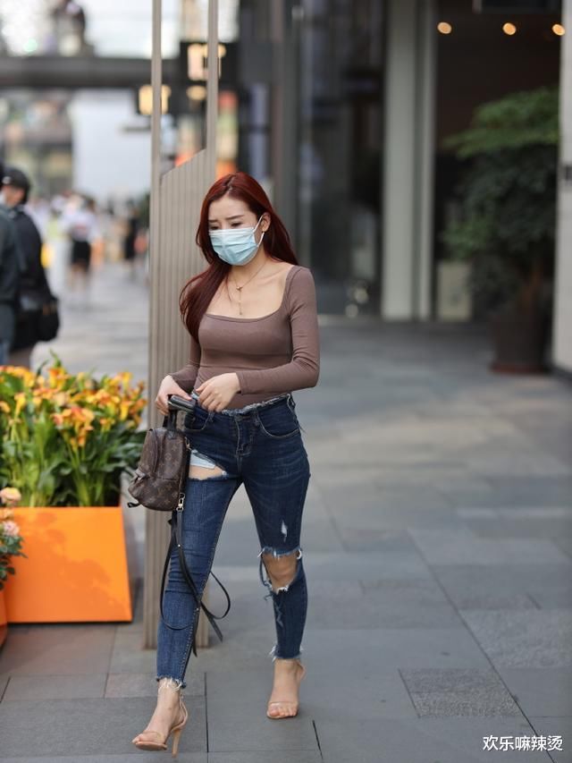 T恤配破洞牛仔裤，简单的搭配也能穿出时髦感，轻熟美丽又有个性