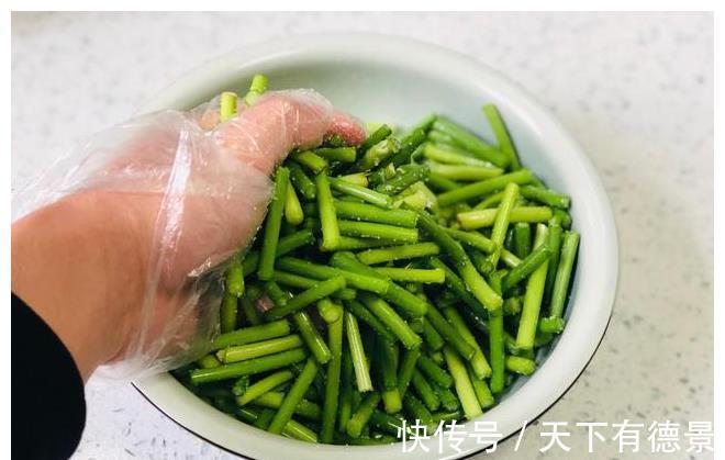 调味料|奶奶用了多年的腌蒜苔配方，腌好就能吃，每次腌一盆，半年都不坏
