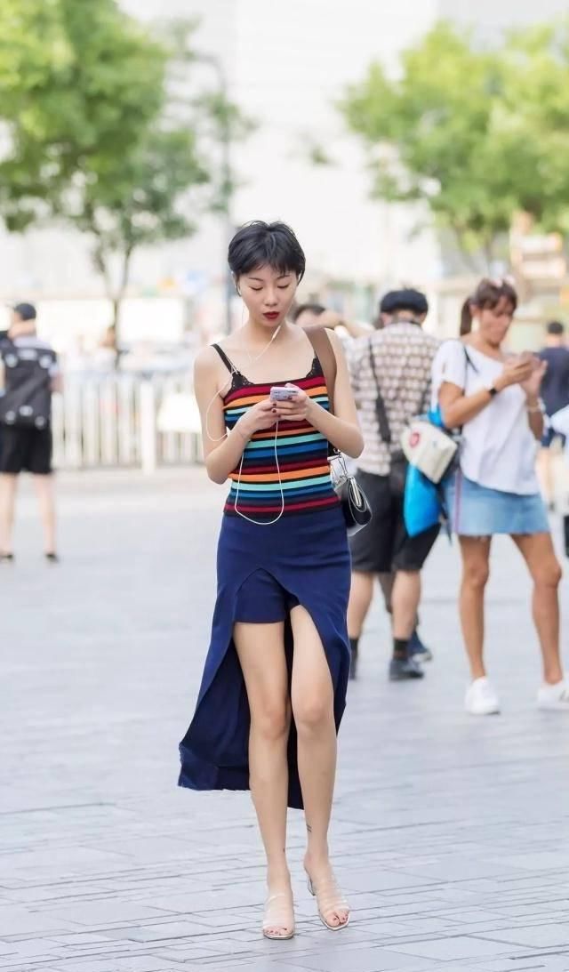 路人街拍，小姐姐看着很有味道与内涵，黑色连衣裙显瘦显优雅