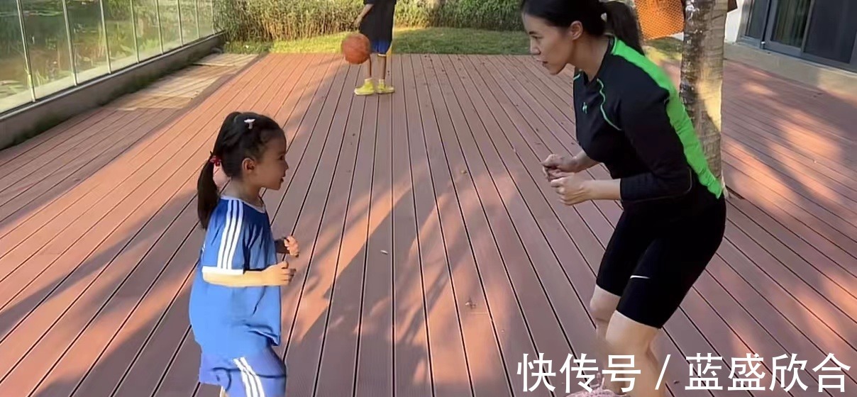 郭斌|王楠女儿度假不忘练球!脚步灵活表情坚定,妈妈亲自指导一丝不苟!