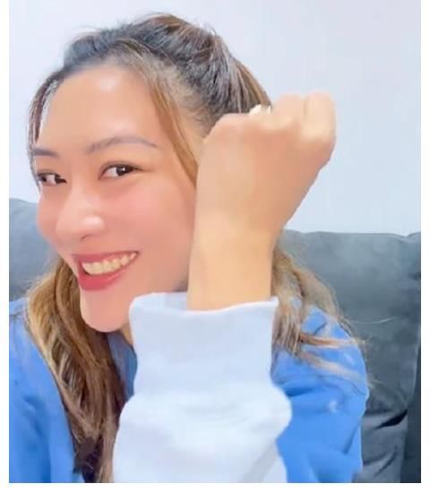 陳小春和應(yīng)采兒這對老夫老妻的狗糧又來了，應(yīng)采兒收到戒指曬幸福