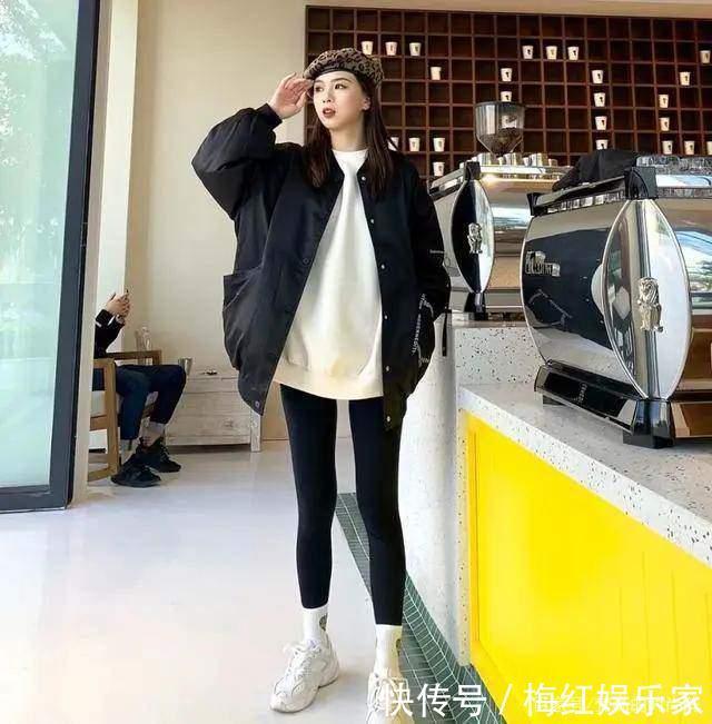 最近火了一种新穿法，“鲨鱼裤+老爹鞋”，显瘦显高！明星都上头