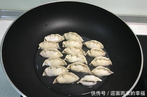 用水|教你10分钟把速冻饺子做成煎饺,终于不用水煮饺子!