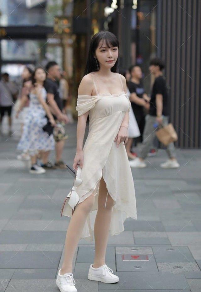 繁琐感 清凉吊带露肩连衣裙,搭配小白鞋,清纯怡人