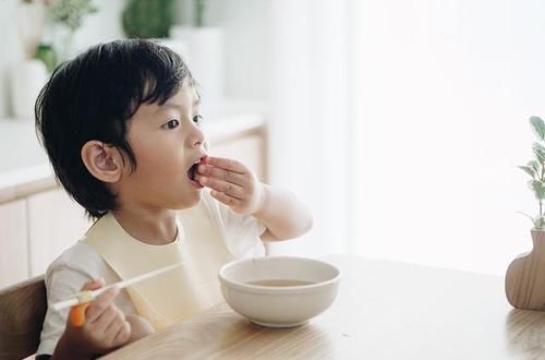  孩子|孩子脾胃虚弱，身体会有5个症状，3种食物少给孩子吃，易积食脾虚