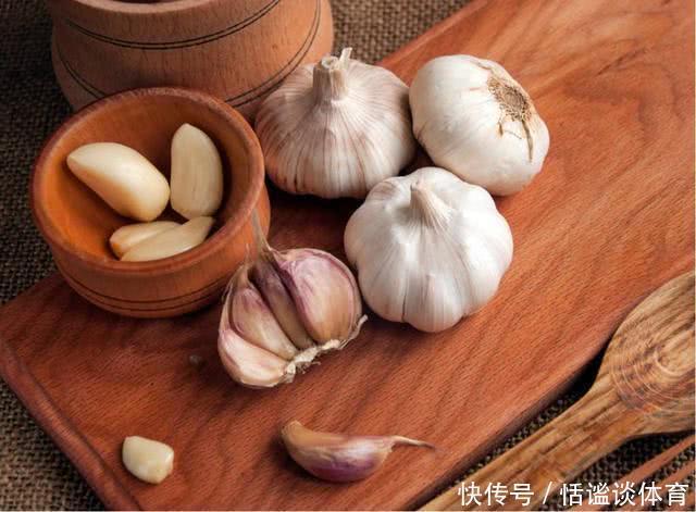 鱼刺卡在喉咙里,喝醋是不对的,教你一招,让鱼刺自己跑出来!