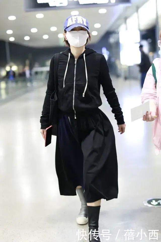 围巾|马伊琍的机场穿搭才叫时髦,一身撞色混搭超减龄,紫色围巾显气质