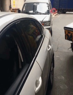 |搞笑GIF:女人真的有那么喜欢长得高的男人吗?