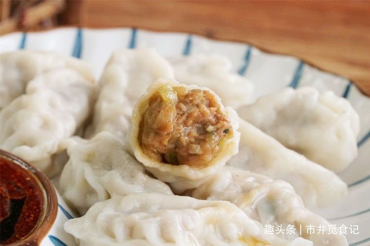 做萝卜猪肉馅饺子,萝卜的处理是关键,方法对了,饱满多汁味道香