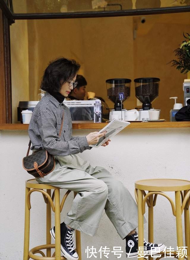 女性|中年女性把小黑裤扔了吧!跟着三木妈妈这样穿,减龄还优雅