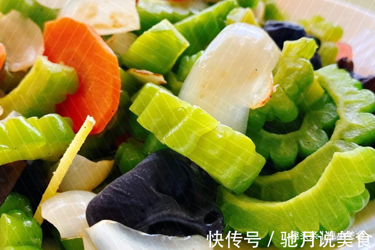 35℃高温还上火,我建议你多吃苦瓜!清热败火,营养消暑