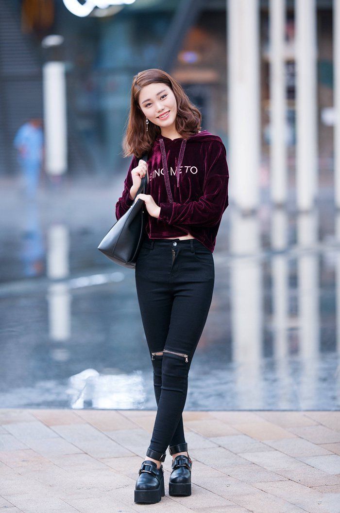 风采|美女街拍:穿搭深紫色的卫衣外套,配合甜美的笑容,看着很有青春风采