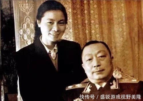 她,全球最高军衔家庭,父亲是元帅,丈夫是