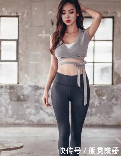 街拍：打底裤小姐姐的搭配随性自在，潇洒不失优雅