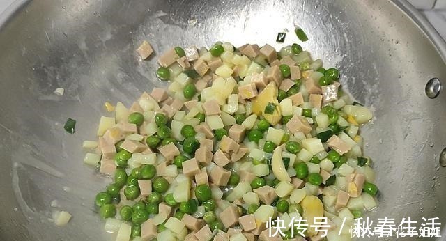 小孩|豌豆粒和土豆这做法真好吃，营养好又开胃下饭，大人小孩都爱吃