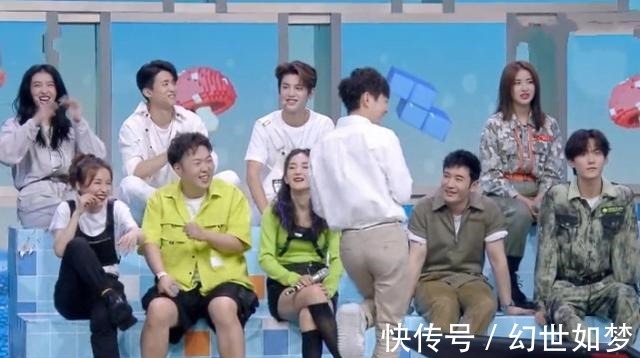 虞书欣|虞书欣被迫吊威亚!看到她升到半空后,谁注意黄明昊的眼神