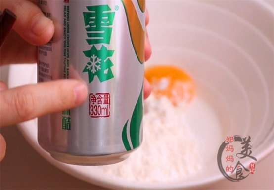 炸酥肉,调面糊加清水就错了,教你正确做法,酥肉不会软更酥脆