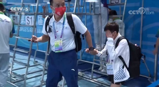 教练|赶紧躲开媒体记者!全红婵被教练拉走撤离现场!14岁天才用手挡脸