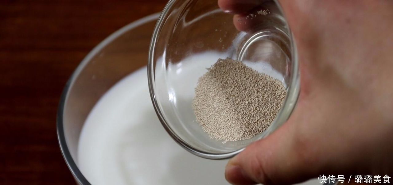  这是面粉的懒人做法，和面不加水，做出的馒头松软不塌，香甜可口