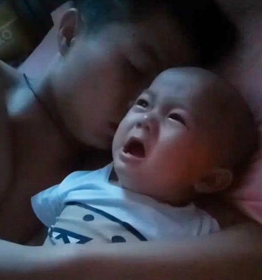 爸爸|爸爸哄宝宝睡觉,妈妈不放心回去查看,推门一看妈妈直接过去一脚