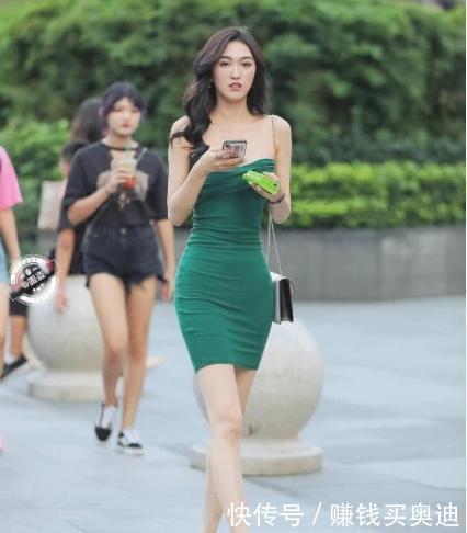 墨绿色抹胸连衣裙搭配黑色单肩包,修身大气,时尚高贵