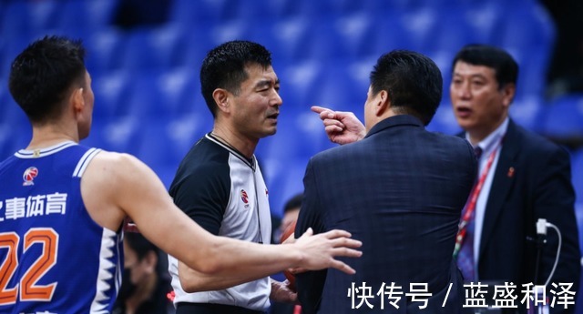 裁判|CBA火爆一幕,两大主教练现场互骂,李春江国骂马布里响彻全场!