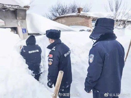 民警|通辽暴雪部分地区积雪达齐腰深，民警为被困老人铲出生命通道