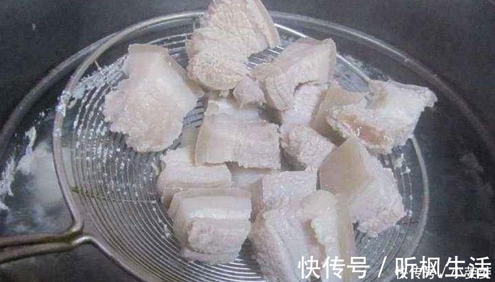 焯水|五花肉焯水时,不能直接下锅煮,很多人都错了,难怪肉质又老又柴