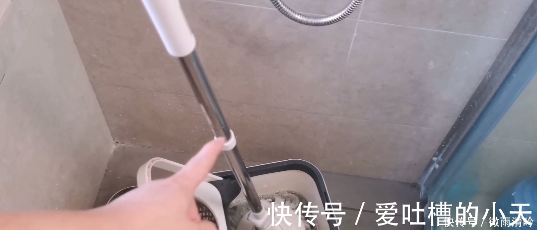 晨曦|拖地时,在水里多加一样东西,拖地不留水痕、干得快,3天不沾灰