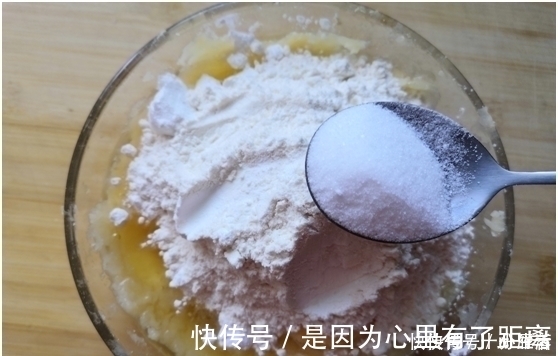 厨妹|不用揉面2分钟就做一锅,比买的炸薯条还好吃,加俩鸡蛋个个香嫩