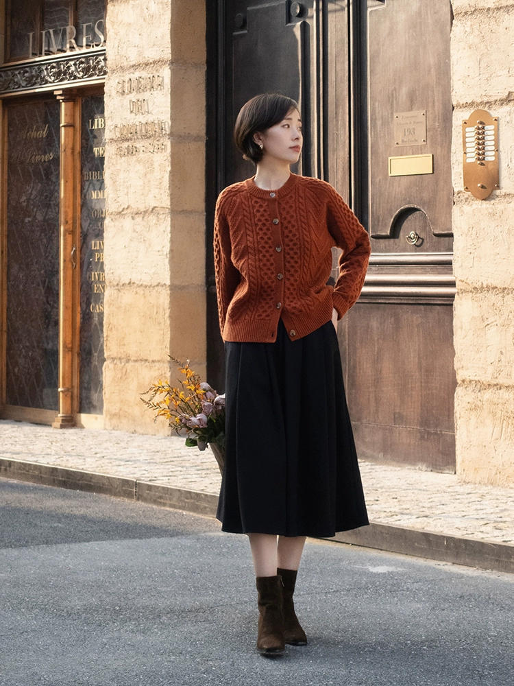 百搭|又被“针织衫+半裙”给温柔到了,有了这4种颜色,30+女人怎么穿都好看!