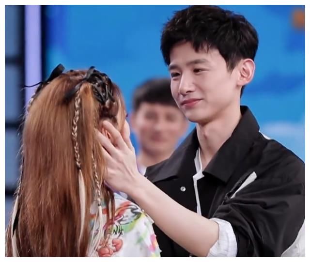 《快本》下期不火都难,三大霸总同台比帅,张雨绮直呼:陷进去了