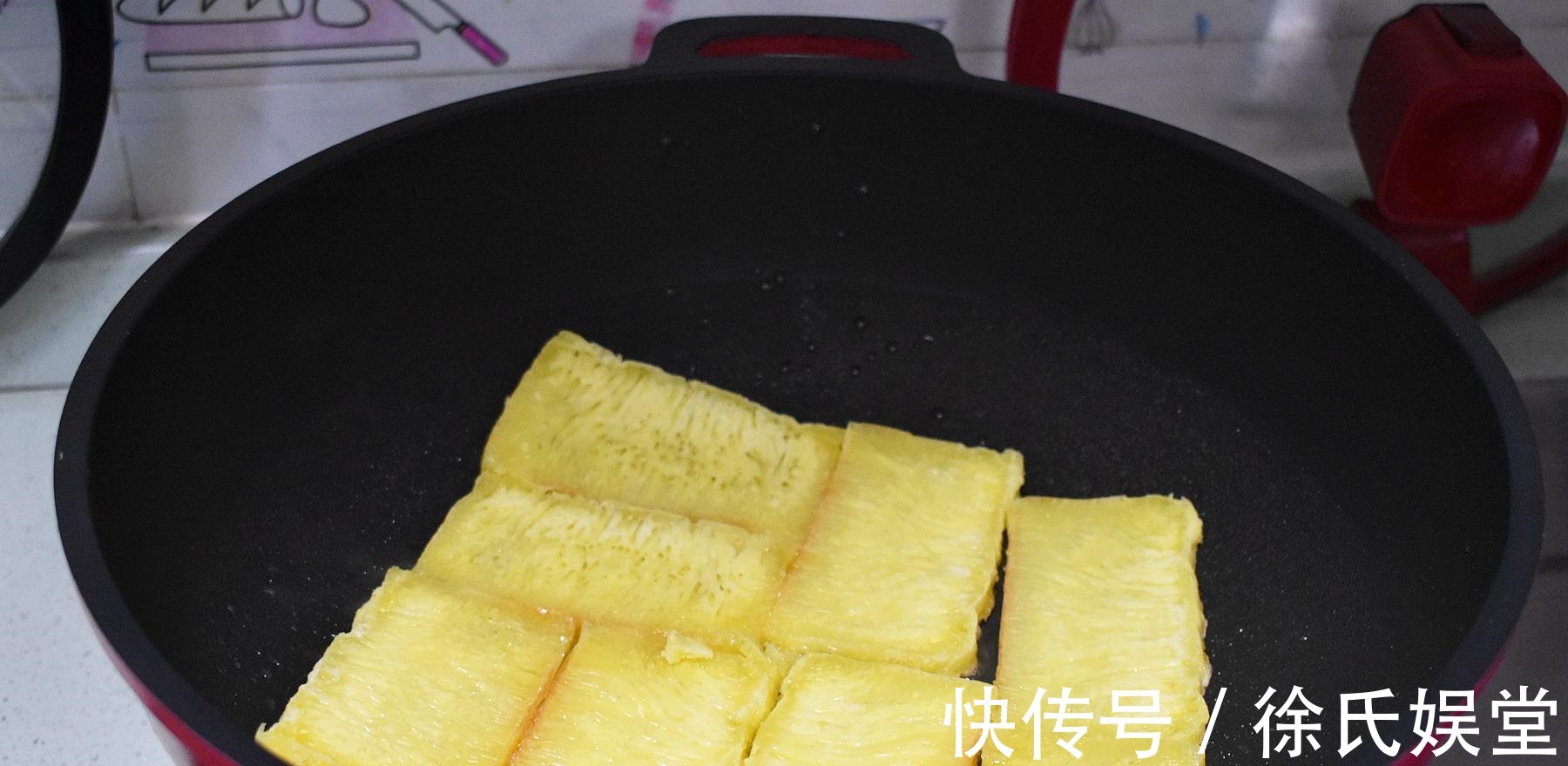 两人的早餐，有粥有糕点还有它们，好吃又营养，在家吃早餐最温馨