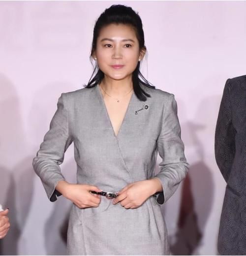  下巴|王小丫变瘦了！扎马尾辫穿黑色套装尖下巴抢镜，年过半百气质优雅