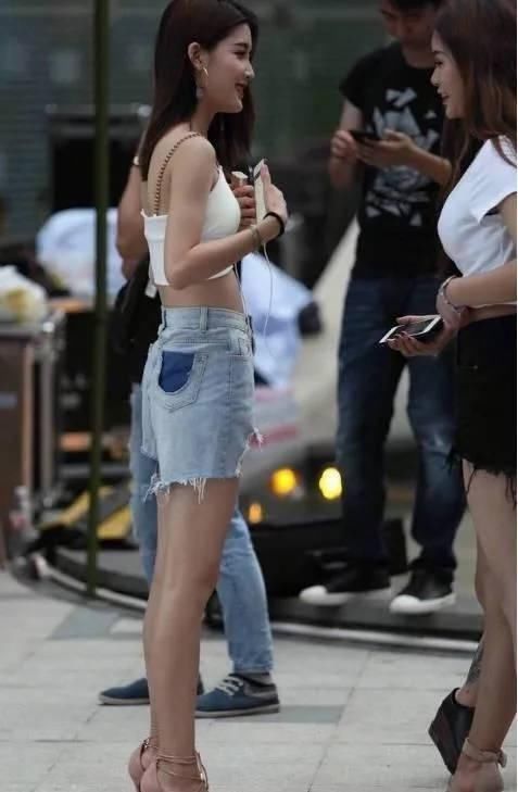 街拍长腿热裤高跟美女,小姐姐身材真好
