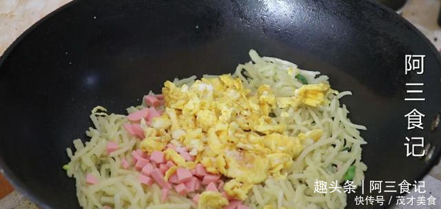 鸡蛋|土豆里加3个鸡蛋,教你新做法,比吃红烧肉还香,营养又下饭