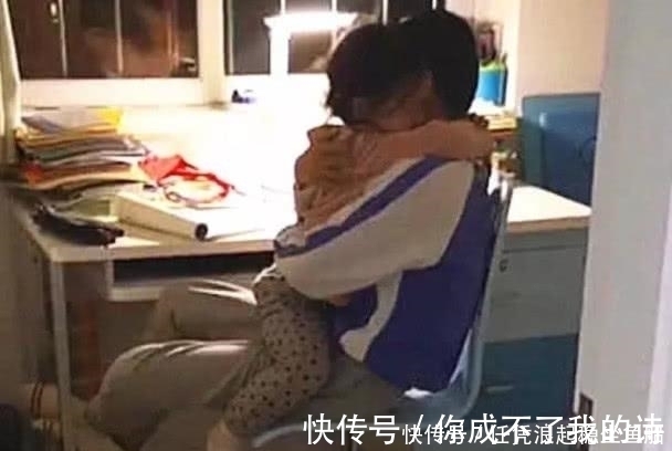 左一|2岁妹妹吃了哥哥的作业,老实坦白却下手无情,网友:家长失职