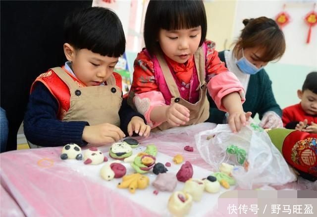 妈妈|趁妈妈不在，姐姐把弟弟“当马骑”，被发现后“落荒而逃”太逗了