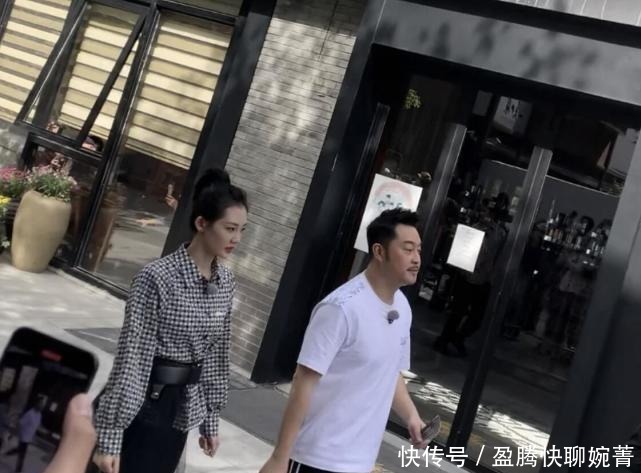 整个城市吃狗粮!“郑恺爱苗苗”出现大屏上,夫妻甜蜜羡煞旁人