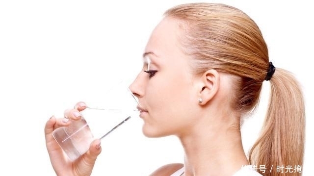 身体|白开水是免费的“长寿药”,但尽量避免在2个“时间段”喝