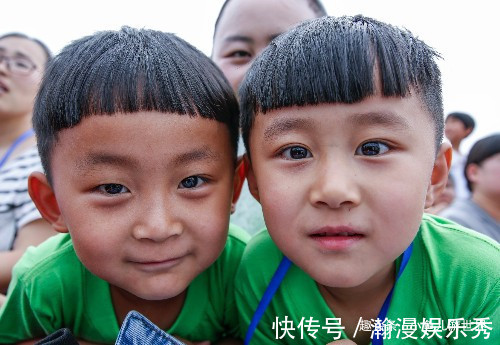 生双胞胎|30多对双胞胎相聚农村景区,还有一四胞胎,看看他们长得像么