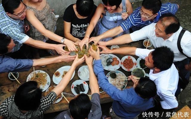 行为|诱发失眠的4个行为,睡前要少做,占得越多,失眠的情况越严重