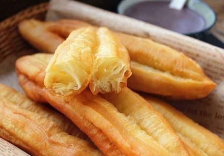 炸油条时,记住配方和3个小技巧,油条蓬松香酥脆,一次就做成功