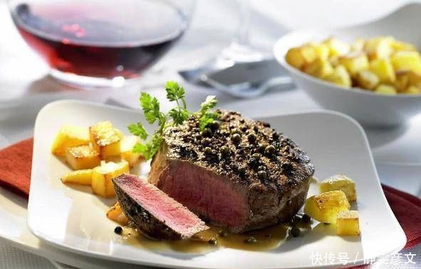 吃西餐时,牛排旁边的小葡萄最好不要吃,否则服务员会嘲笑你