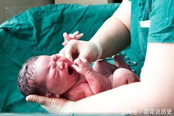 母体|婴儿面带微笑出生的,95后妈妈高兴,医生反手打了孩子一巴掌